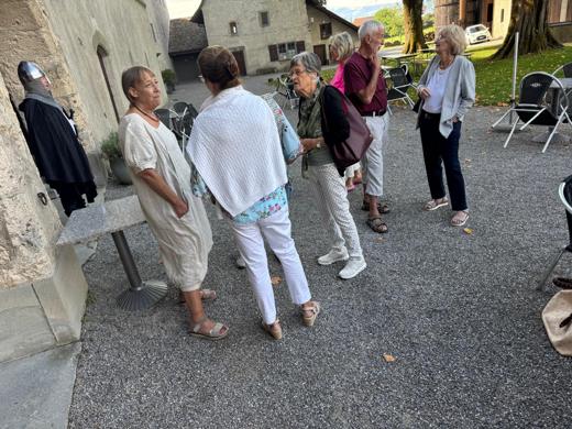 Mitglieder im Innenhof des Ritterhauses