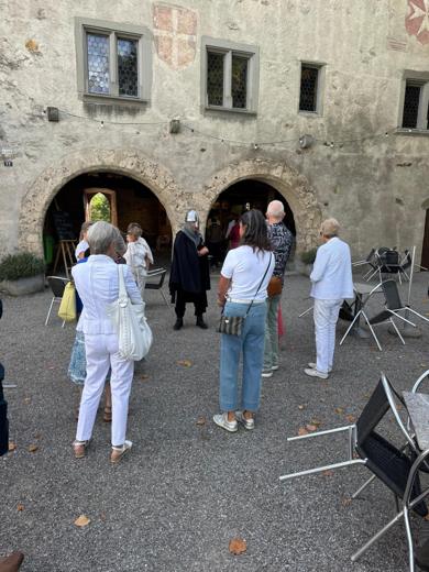 Innenhof des Ritterhauses mit Torbögen