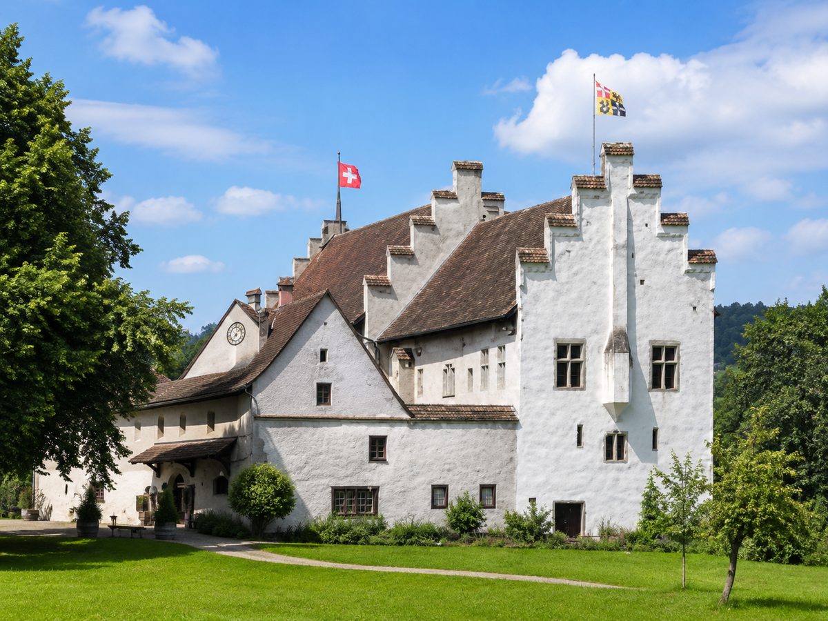 Ritterhaus Bubikon mit Schweizer Fahne